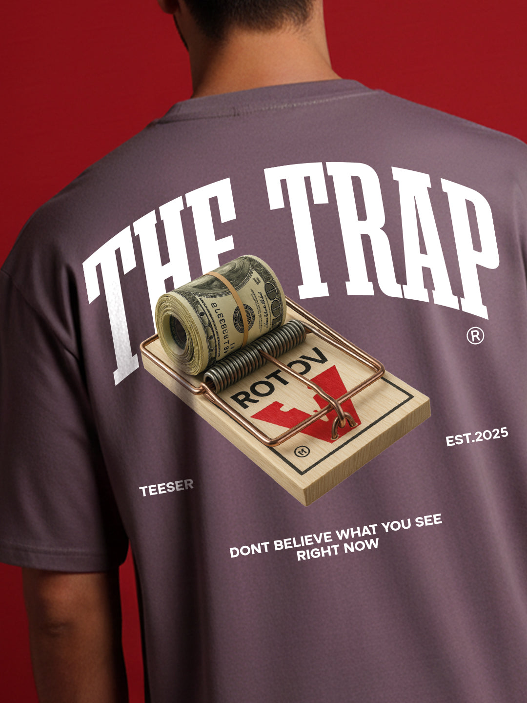 تيشيرت The Trap بقصة واسعة