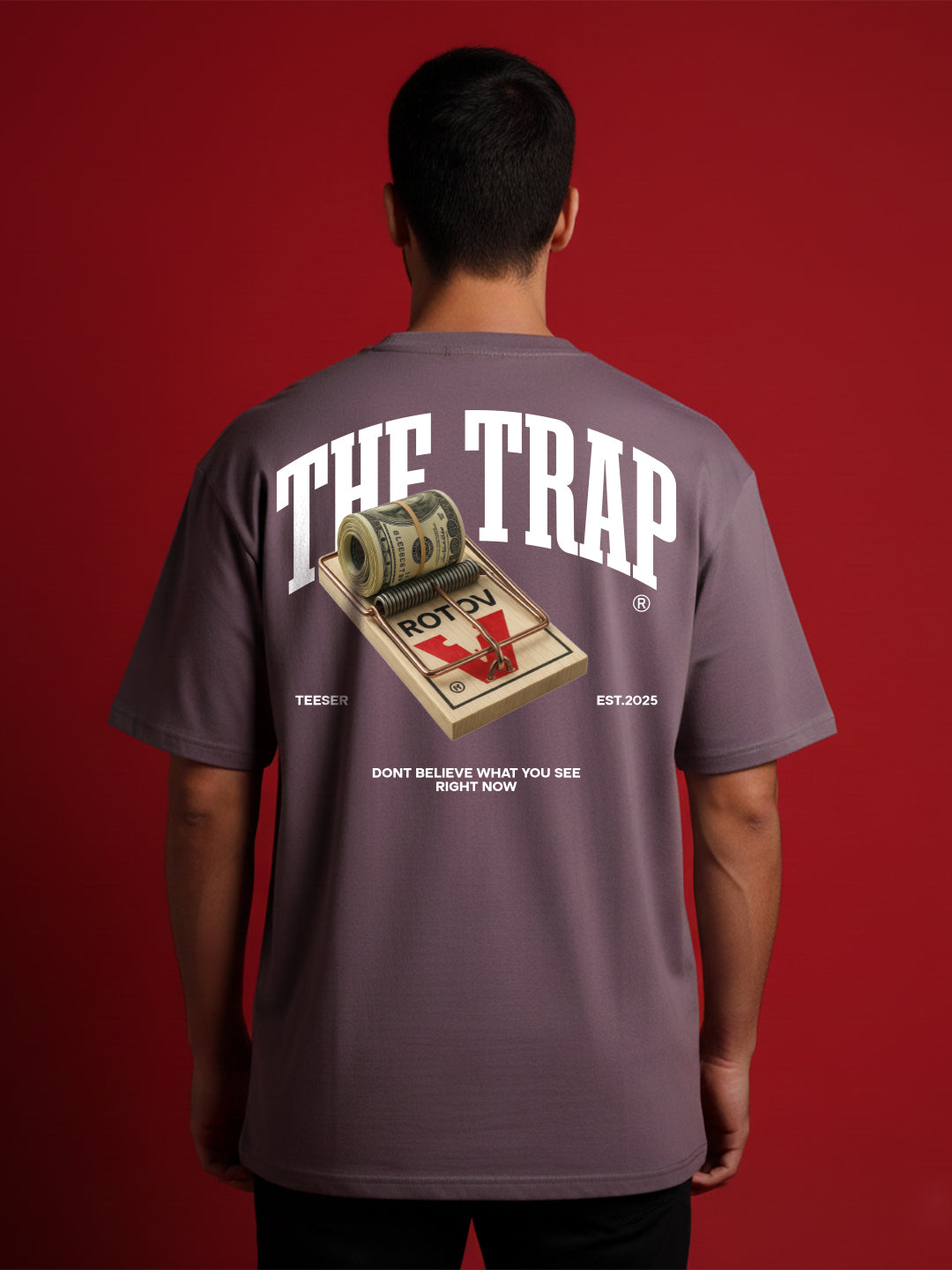 تيشيرت The Trap بقصة واسعة